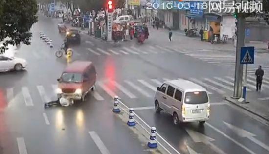 市民抬车救出车祸女孩 车祸时如何急救？