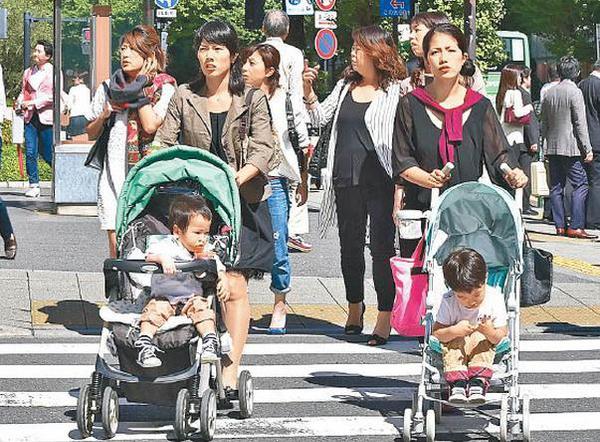 点击图片翻到下一页>> 夫妇赴日找代孕 每次收费近90万元(组图)