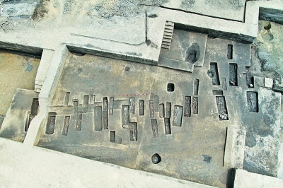 良渚文化墓地上层墓葬(西-东) 良渚文化墓地上层墓葬(西-东)