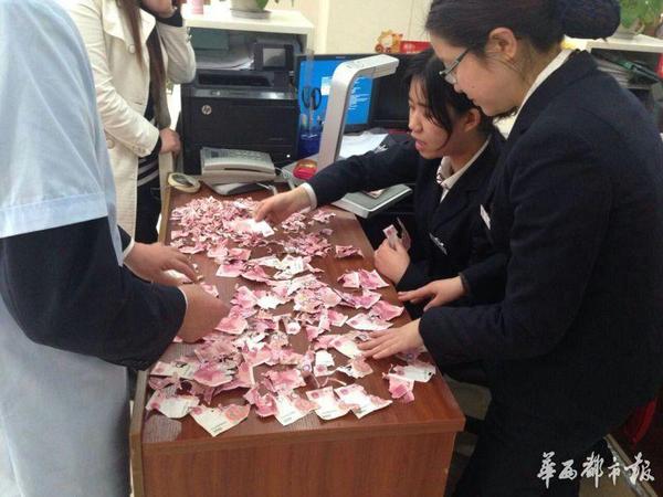 老人9200元积蓄藏砖缝 被老鼠咬成碎片