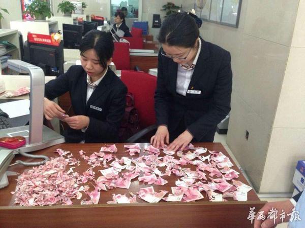 老人9200元积蓄藏砖缝 被老鼠咬成碎片