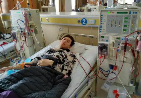 哥哥从小照顾弟弟供其读书得知弟患尿毒症欲捐肾