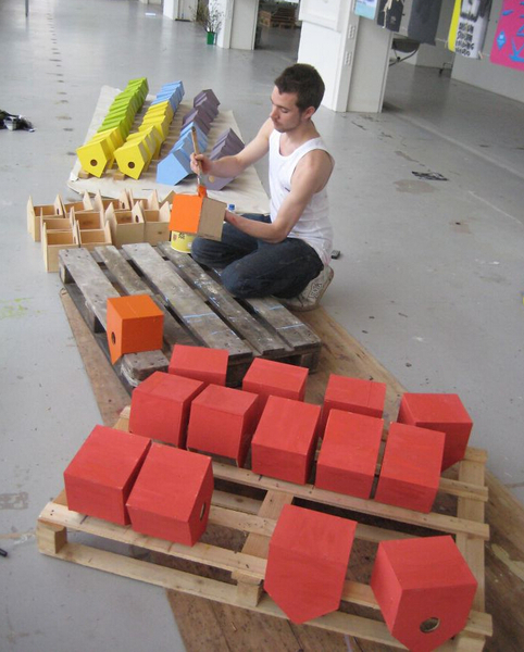 丹博(Thomas Dambo)主要利用废弃木料制造鸟舍。