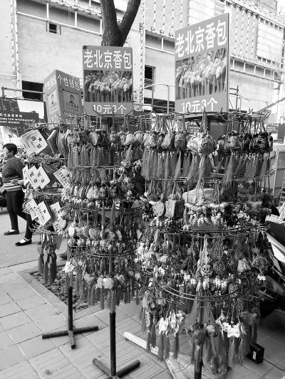 雷同低劣纪念品充斥北京景点:没商标没厂家没品牌 雷同低劣纪念品充斥北京景点:没商标没厂家没品牌