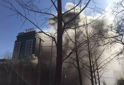 北京海淀寰泰大厦起火 现场浓烟滚滚(图)