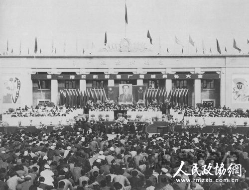 1959年11月1日一拖落成典礼场景 1959年11月1日一拖落成典礼场景