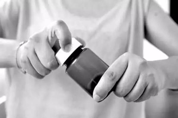 点击图片翻到下一页>> 姐妹俩误食止泻药 3岁妹妹吞食5片后身亡