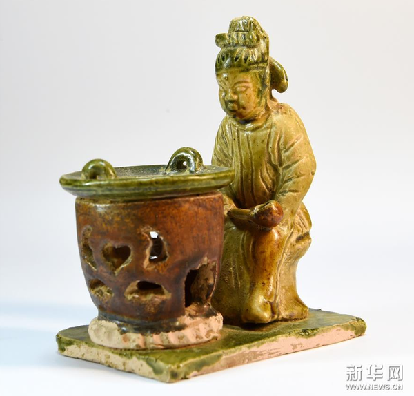 这是陆羽煮茶三彩器（3月18日摄）。新华社记者 李博 摄