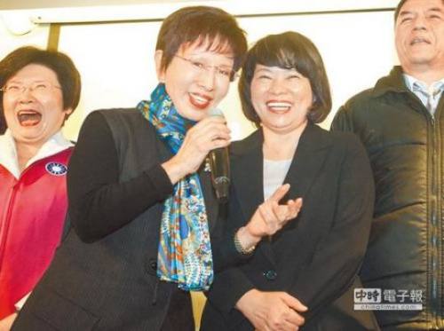 黄敏惠(右二)与洪秀柱(左二)(台湾中时电子报图)
