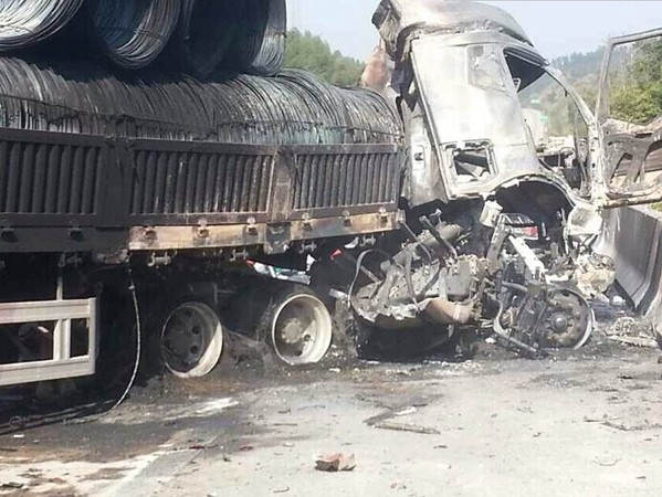 高速5车连撞起火