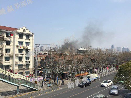 上海热河路一民宅起火 附近幼儿园紧急疏散