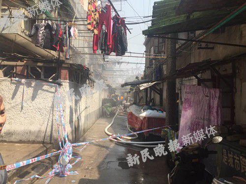 上海热河路一民宅起火 附近幼儿园紧急疏散