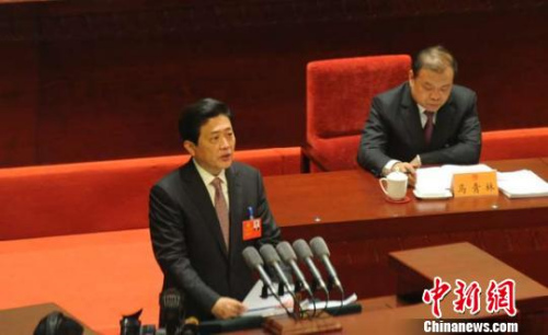 资料图:刘伟平(左)。 点击进入下一页