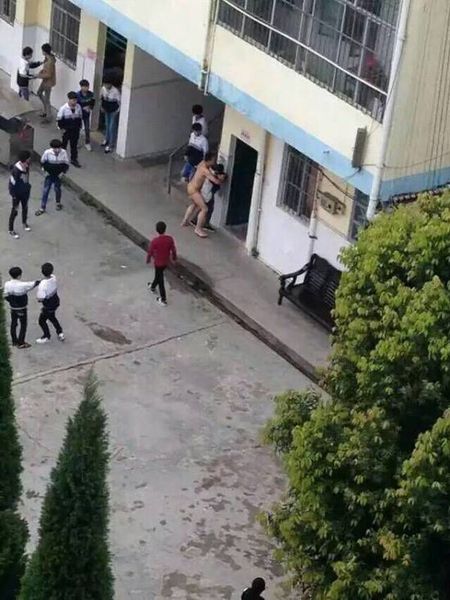 曝广西一男老师裸体扑向女生 官方:疑突发精神病