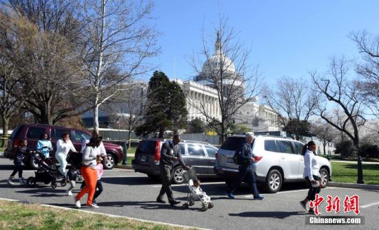 当地时间3月28日下午，一名枪手携枪进入华盛顿国会山，并拔枪指向当值警察。国会山警察将其击伤并逮捕，另有一名女性被弹片所伤。警方称该案与恐怖袭击无关。枪击事件发生后，白宫与国会一度被采取封锁措施。<a target='_blank' href='http://www.chinanews.com/'>中新社</a>记者 张蔚然 摄