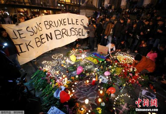 当地时间2016年3月22日，比利时布鲁塞尔，民众悼念恐怖袭击的遇难者。