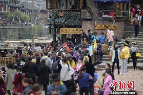 古城内沱江泛舟依旧火爆?！⊙罨?摄