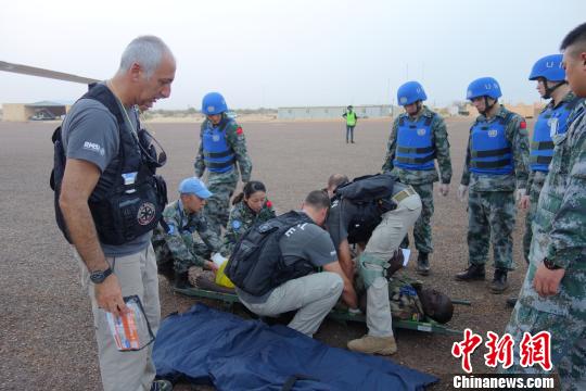 抢救小组紧急开辟“空中救护走廊”转运受伤维和官兵?！≌盘?摄