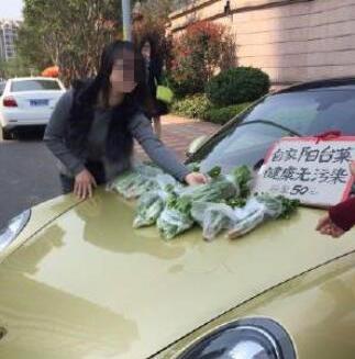 开保时捷卖菜走红