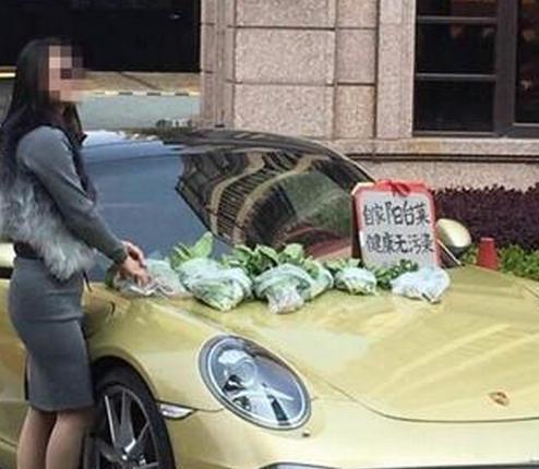 开保时捷卖菜走红