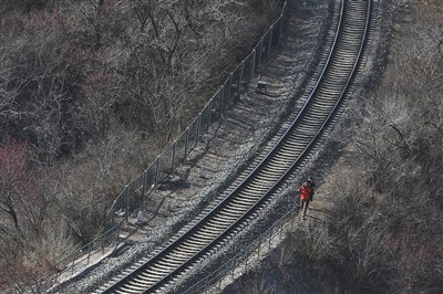 居庸关花海封入口之后:有人看守仍有人绕道拍照