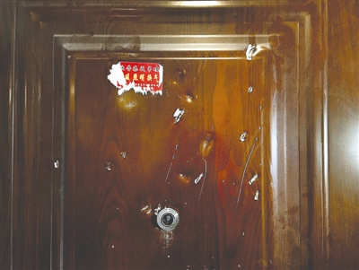 大学生情侣给“饿了么”商户差评遭砍门毁锁(图)