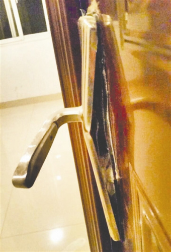 房门上多处被破坏的痕迹清晰可见 摄影记者 张士博 房门上多处被破坏的痕迹清晰可见 摄影记者 张士博