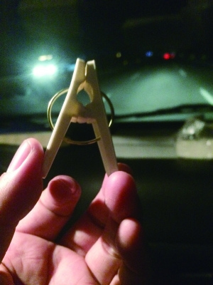 有黑救护车司机用夹子夹大腿或脸,用于开车疲劳时提神 点击进入下一页