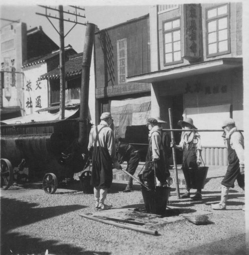 50年代道路建设中路面铺设 50年代道路建设中路面铺设