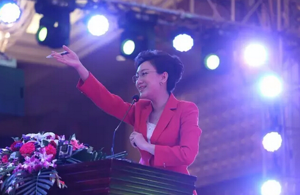 具有丰富艺术品拍卖经验的著名拍卖师黄巾美现场住持竞买会