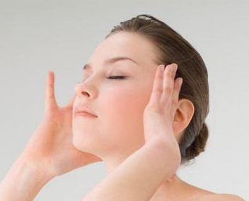 长时间玩手机眼睛酸疼 3个小动作助缓解