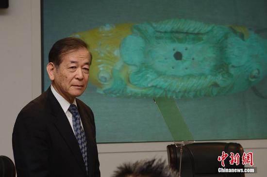 　　　3月28日，牟田口章人发表演讲，介绍捐赠的辽代文物与历史研究。当日，日本帝塚山大学文化创造学科教授牟田口章人在呼和浩特，向内蒙古博物院捐赠了辽代文物“双鱼形琉璃釉建筑构件”。据悉，该文物是他在日本自己出资购得，同时他还代友人捐助了辽代历史研究文献。中新社记者 刘文华 摄