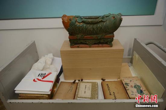 　　　3月28日，捐赠的辽代文物与辽代历史研究文献。当日，日本帝塚山大学文化创造学科教授牟田口章人在呼和浩特，向内蒙古博物院捐赠了辽代文物“双鱼形琉璃釉建筑构件”。据悉，该文物是他在日本自己出资购得，同时他还代友人捐助了辽代历史研究文献。中新社记者 刘文华 摄