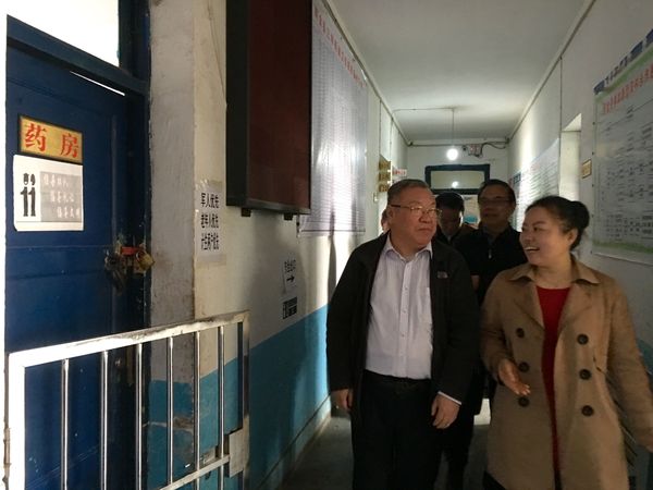 李文忠在织金县三甲街道卫生院考察基层医院设施，右为该卫生院院长王启娟。
