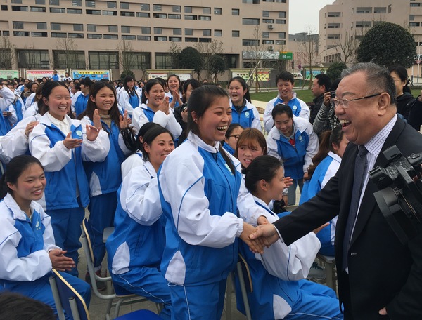 李文忠与毕节医专的同学们热情互动。