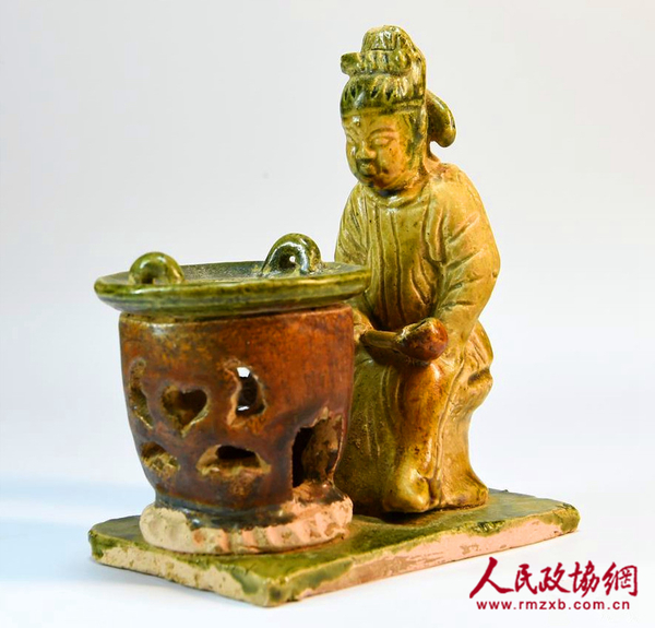 唐三彩“陆羽煮茶图”,河南巩义出土。 唐三彩“陆羽煮茶图”,河南巩义出土。