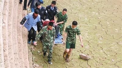 女子失足坠河现场