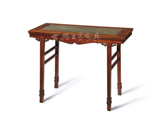 “明末黄花梨插肩榫绿纹石面酒桌”，成交价2528万港元。（图片提供：香港苏富比）