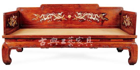 1995年“清水山房”专场拍品“明 黄花梨木百宝嵌纹罗汉床”，现藏于观复博物馆。（图片提供：北京观复博物馆）
