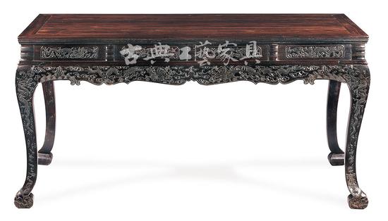 1995年古典家具第一场个人专场“清水山房”专场拍品“清康熙 紫檀高束腰大画桌”，现藏于观复博物馆。（图片提供：北京观复博物馆）