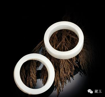 中国其他时代的玉手镯虽出现了以浅浮雕为主的装饰手法，包括元代的手镯，虽然装饰性越来越浓烈直白，但是整体的艺术效果和加工特征还是以质朴为主，这即使在少数民族风格浓郁的元朝也是如此。