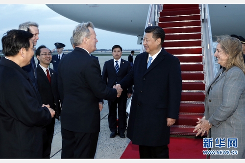 3月30日，国家主席习近平抵达美国首都华盛顿，应美国总统奥巴马邀请，出席第四届核安全峰会。美国政府高级官员到机场迎接习近平。 新华社记者 鞠鹏 摄