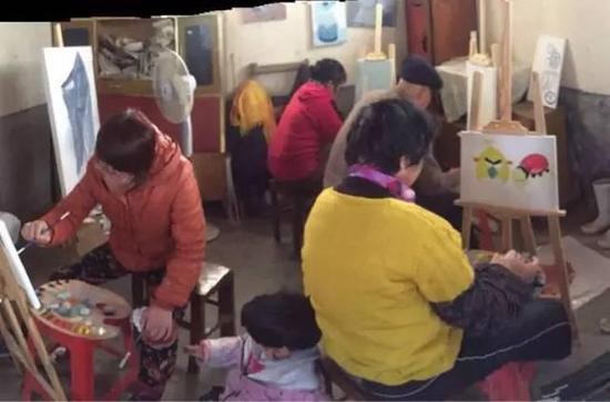 王珍风在画班学画的情形。大姐，你画的愤怒的小鸟逗谁呢？