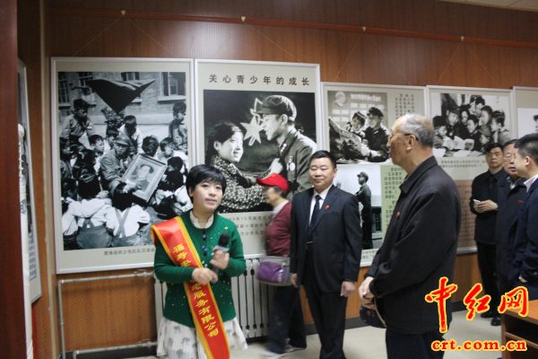 与会领导嘉宾共同参观展览 与会领导嘉宾共同参观展览