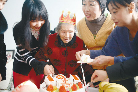 人间真情:三代人接力29年养保姆至108岁