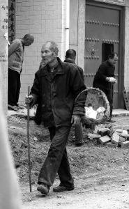 76岁患癌老人捡破烂当锻炼:把病看淡往好处看