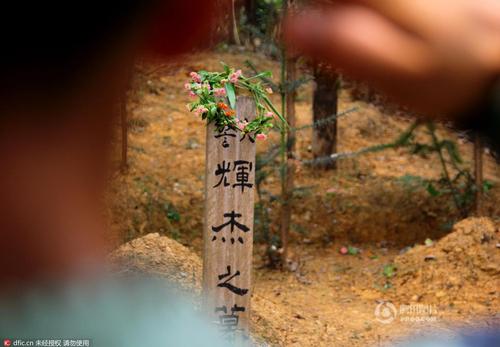 脱帽、默哀、敬礼，简单的仪式承载了官兵与警犬之间深厚的战友情谊。