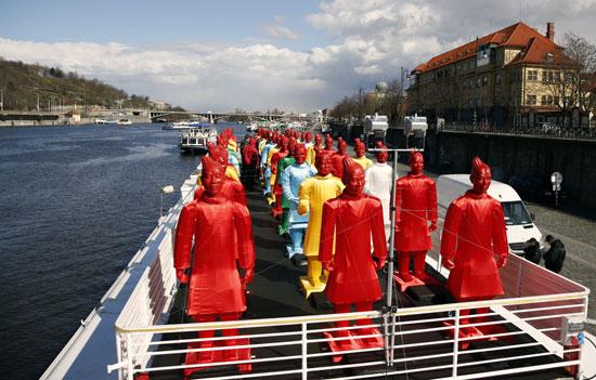 3月29日晚，北京市政府和捷克捷中友协共同在捷克首都布拉格举办“漂亮的兵马俑”——北京彩灯艺术展。记者任彦摄