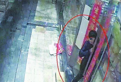 小偷钻门缝盗窃被抓 同一件衣服穿到发臭(图)