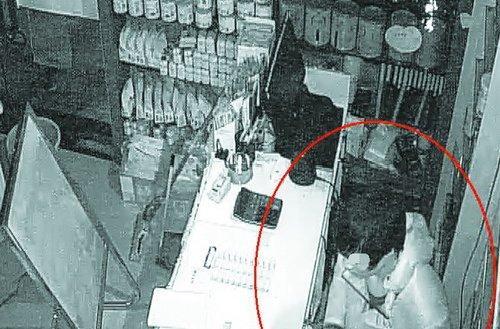 小偷钻门缝盗窃被抓 同一件衣服穿到发臭(图)